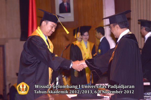 wisuda-unpad-gel-i-ta-2012_2013-fakultas-ekonomi-dan-bisnis-oleh-rektor-040