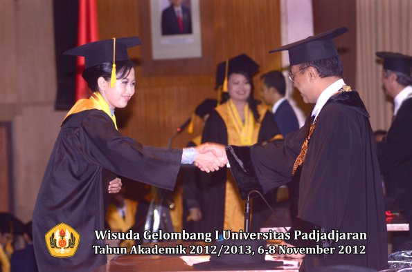 wisuda-unpad-gel-i-ta-2012_2013-fakultas-ekonomi-dan-bisnis-oleh-rektor-041