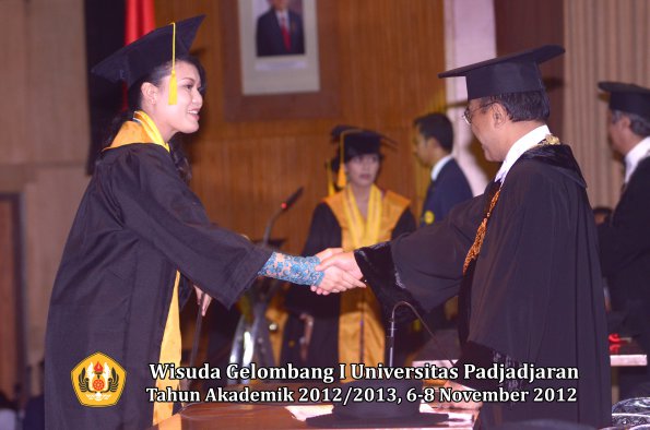 wisuda-unpad-gel-i-ta-2012_2013-fakultas-ekonomi-dan-bisnis-oleh-rektor-042