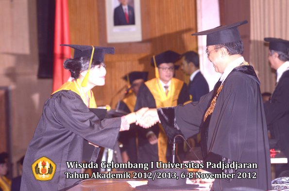 wisuda-unpad-gel-i-ta-2012_2013-fakultas-ekonomi-dan-bisnis-oleh-rektor-043