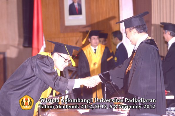 wisuda-unpad-gel-i-ta-2012_2013-fakultas-ekonomi-dan-bisnis-oleh-rektor-044