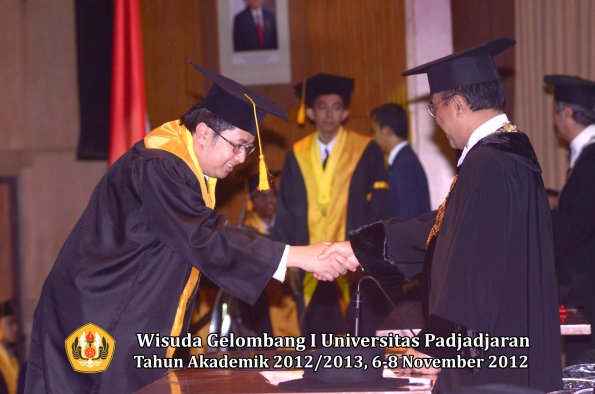 wisuda-unpad-gel-i-ta-2012_2013-fakultas-ekonomi-dan-bisnis-oleh-rektor-045