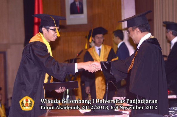 wisuda-unpad-gel-i-ta-2012_2013-fakultas-ekonomi-dan-bisnis-oleh-rektor-048