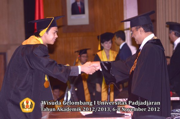 wisuda-unpad-gel-i-ta-2012_2013-fakultas-ekonomi-dan-bisnis-oleh-rektor-049