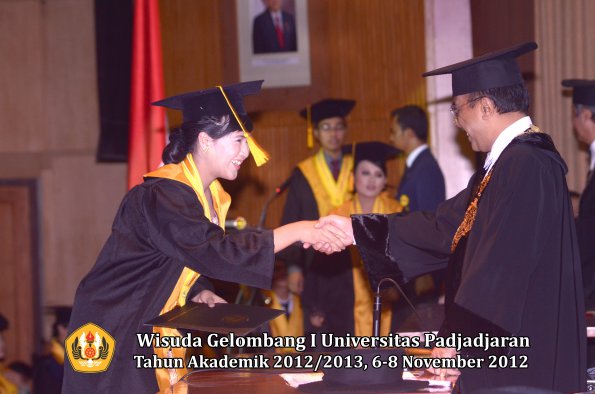 wisuda-unpad-gel-i-ta-2012_2013-fakultas-ekonomi-dan-bisnis-oleh-rektor-050