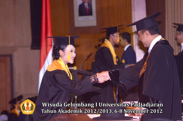 wisuda-unpad-gel-i-ta-2012_2013-fakultas-ekonomi-dan-bisnis-oleh-rektor-051