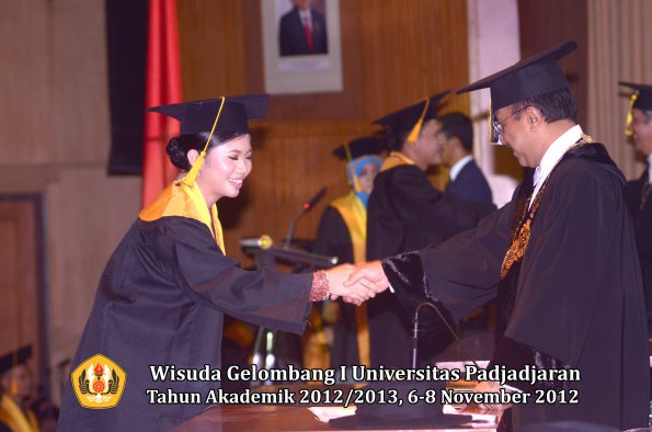 wisuda-unpad-gel-i-ta-2012_2013-fakultas-ekonomi-dan-bisnis-oleh-rektor-053