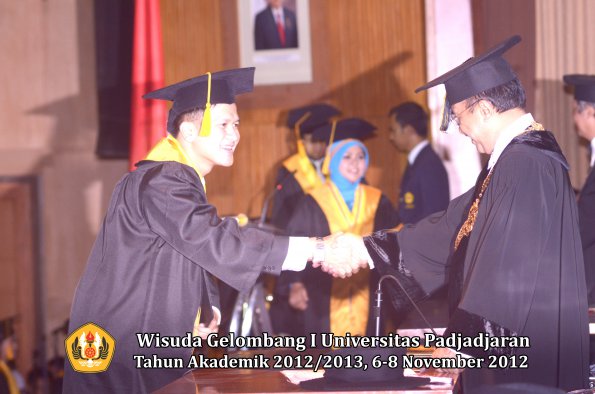 wisuda-unpad-gel-i-ta-2012_2013-fakultas-ekonomi-dan-bisnis-oleh-rektor-054