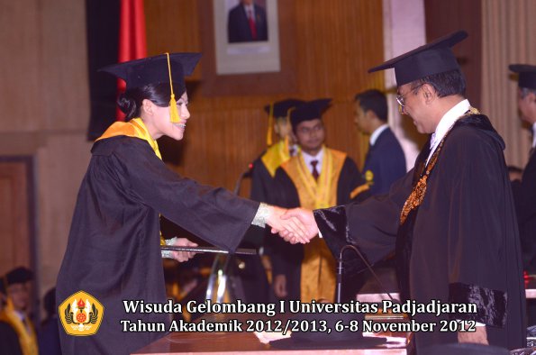 wisuda-unpad-gel-i-ta-2012_2013-fakultas-ekonomi-dan-bisnis-oleh-rektor-057