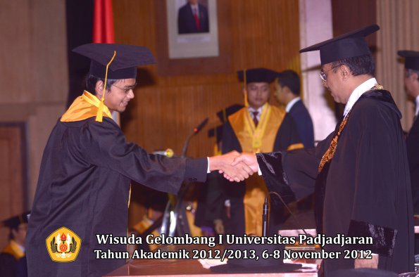 wisuda-unpad-gel-i-ta-2012_2013-fakultas-ekonomi-dan-bisnis-oleh-rektor-058