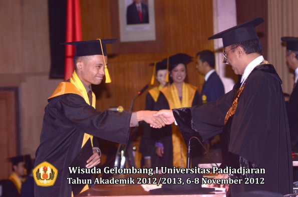 wisuda-unpad-gel-i-ta-2012_2013-fakultas-ekonomi-dan-bisnis-oleh-rektor-060