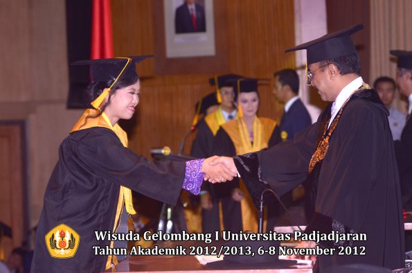 wisuda-unpad-gel-i-ta-2012_2013-fakultas-ekonomi-dan-bisnis-oleh-rektor-061