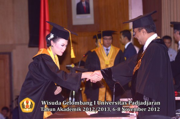 wisuda-unpad-gel-i-ta-2012_2013-fakultas-ekonomi-dan-bisnis-oleh-rektor-062