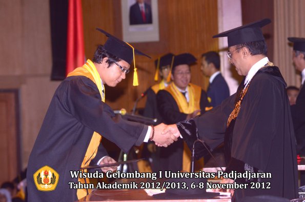 wisuda-unpad-gel-i-ta-2012_2013-fakultas-ekonomi-dan-bisnis-oleh-rektor-063