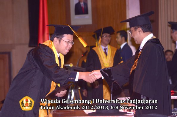 wisuda-unpad-gel-i-ta-2012_2013-fakultas-ekonomi-dan-bisnis-oleh-rektor-064