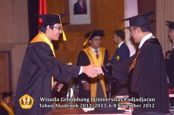 wisuda-unpad-gel-i-ta-2012_2013-fakultas-ekonomi-dan-bisnis-oleh-rektor-065