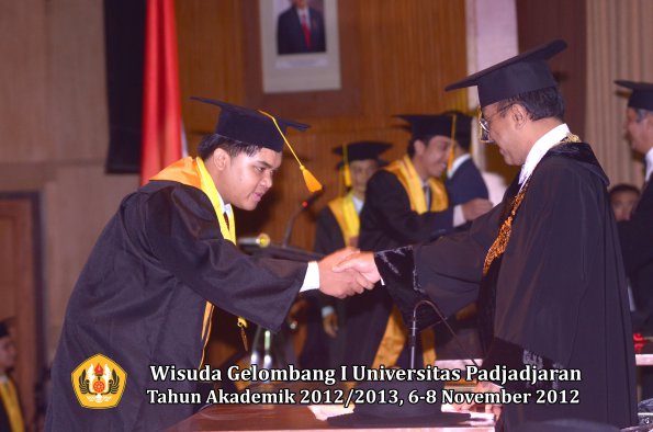 wisuda-unpad-gel-i-ta-2012_2013-fakultas-ekonomi-dan-bisnis-oleh-rektor-066