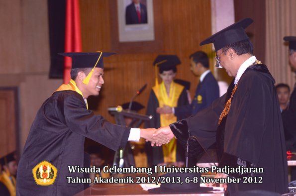 wisuda-unpad-gel-i-ta-2012_2013-fakultas-ekonomi-dan-bisnis-oleh-rektor-068