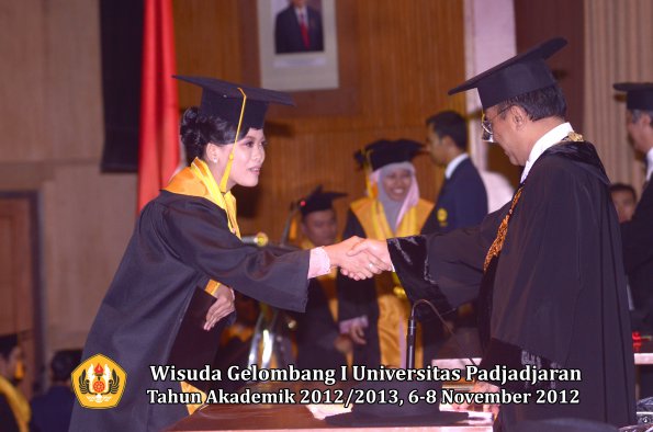 wisuda-unpad-gel-i-ta-2012_2013-fakultas-ekonomi-dan-bisnis-oleh-rektor-069