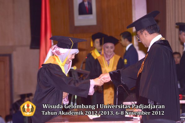 wisuda-unpad-gel-i-ta-2012_2013-fakultas-ekonomi-dan-bisnis-oleh-rektor-070