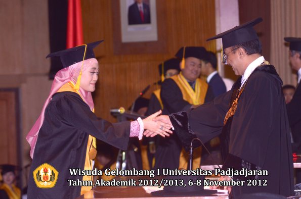 wisuda-unpad-gel-i-ta-2012_2013-fakultas-ekonomi-dan-bisnis-oleh-rektor-071