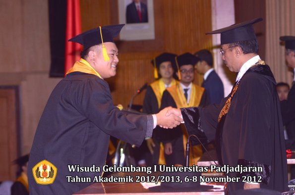 wisuda-unpad-gel-i-ta-2012_2013-fakultas-ekonomi-dan-bisnis-oleh-rektor-072