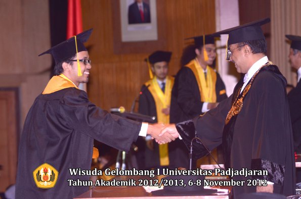 wisuda-unpad-gel-i-ta-2012_2013-fakultas-ekonomi-dan-bisnis-oleh-rektor-073