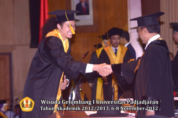 wisuda-unpad-gel-i-ta-2012_2013-fakultas-ekonomi-dan-bisnis-oleh-rektor-074