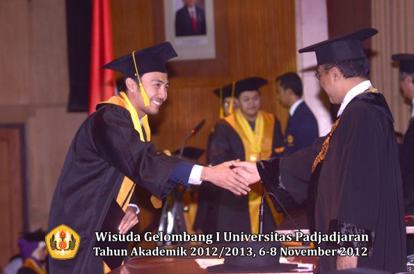 wisuda-unpad-gel-i-ta-2012_2013-fakultas-ekonomi-dan-bisnis-oleh-rektor-075