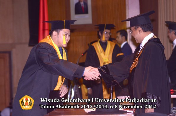 wisuda-unpad-gel-i-ta-2012_2013-fakultas-ekonomi-dan-bisnis-oleh-rektor-076