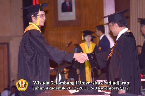 wisuda-unpad-gel-i-ta-2012_2013-fakultas-ekonomi-dan-bisnis-oleh-rektor-077