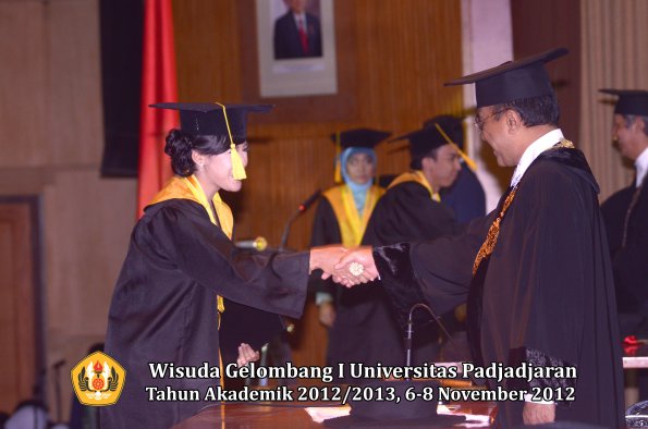 wisuda-unpad-gel-i-ta-2012_2013-fakultas-ekonomi-dan-bisnis-oleh-rektor-078