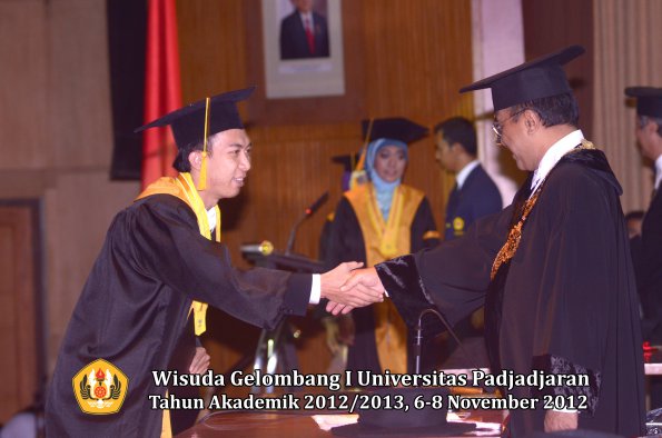 wisuda-unpad-gel-i-ta-2012_2013-fakultas-ekonomi-dan-bisnis-oleh-rektor-079