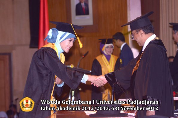 wisuda-unpad-gel-i-ta-2012_2013-fakultas-ekonomi-dan-bisnis-oleh-rektor-080