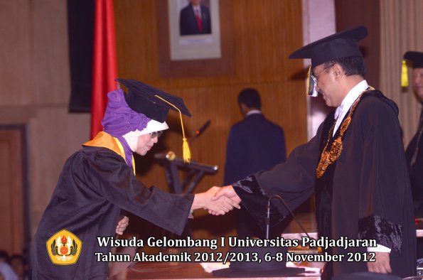 wisuda-unpad-gel-i-ta-2012_2013-fakultas-ekonomi-dan-bisnis-oleh-rektor-081