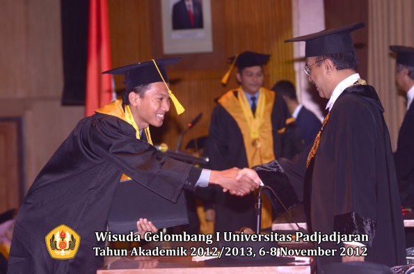 wisuda-unpad-gel-i-ta-2012_2013-fakultas-ekonomi-dan-bisnis-oleh-rektor-082