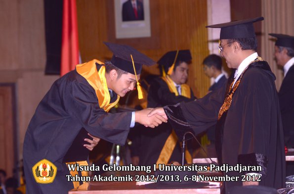 wisuda-unpad-gel-i-ta-2012_2013-fakultas-ekonomi-dan-bisnis-oleh-rektor-083