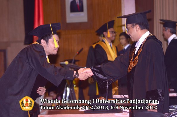 wisuda-unpad-gel-i-ta-2012_2013-fakultas-ekonomi-dan-bisnis-oleh-rektor-084