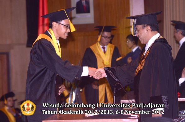 wisuda-unpad-gel-i-ta-2012_2013-fakultas-ekonomi-dan-bisnis-oleh-rektor-085