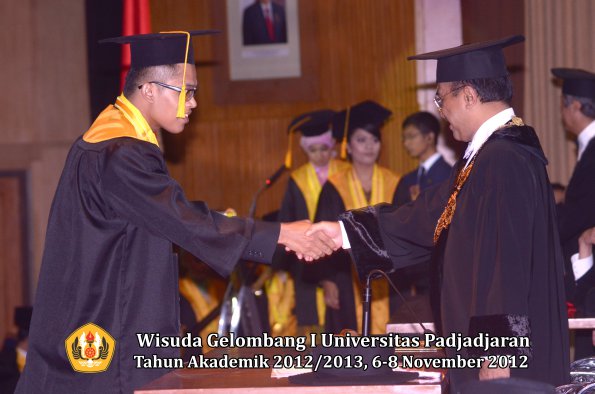 wisuda-unpad-gel-i-ta-2012_2013-fakultas-ekonomi-dan-bisnis-oleh-rektor-086