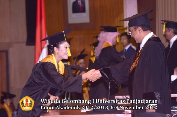 wisuda-unpad-gel-i-ta-2012_2013-fakultas-ekonomi-dan-bisnis-oleh-rektor-087