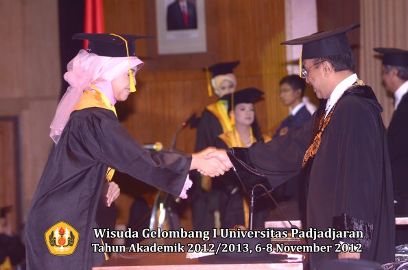 wisuda-unpad-gel-i-ta-2012_2013-fakultas-ekonomi-dan-bisnis-oleh-rektor-088