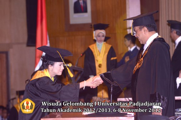 wisuda-unpad-gel-i-ta-2012_2013-fakultas-ekonomi-dan-bisnis-oleh-rektor-089