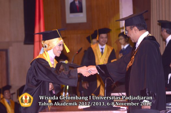 wisuda-unpad-gel-i-ta-2012_2013-fakultas-ekonomi-dan-bisnis-oleh-rektor-091