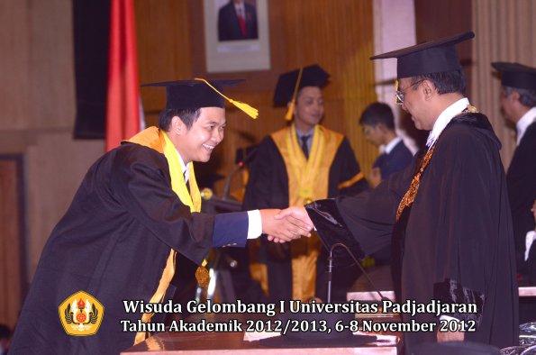 wisuda-unpad-gel-i-ta-2012_2013-fakultas-ekonomi-dan-bisnis-oleh-rektor-092