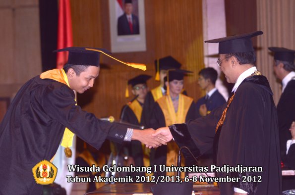 wisuda-unpad-gel-i-ta-2012_2013-fakultas-ekonomi-dan-bisnis-oleh-rektor-093