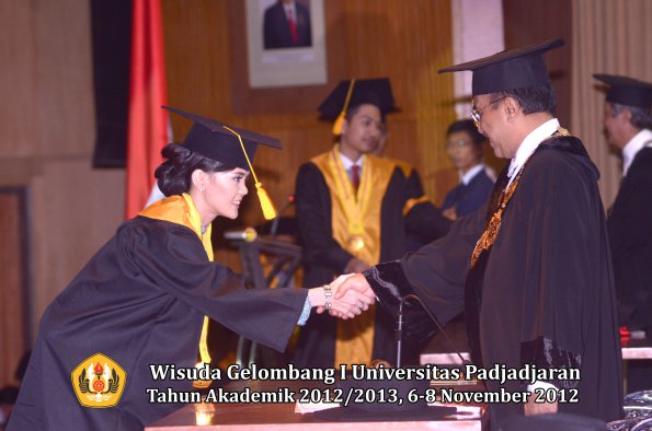 wisuda-unpad-gel-i-ta-2012_2013-fakultas-ekonomi-dan-bisnis-oleh-rektor-094