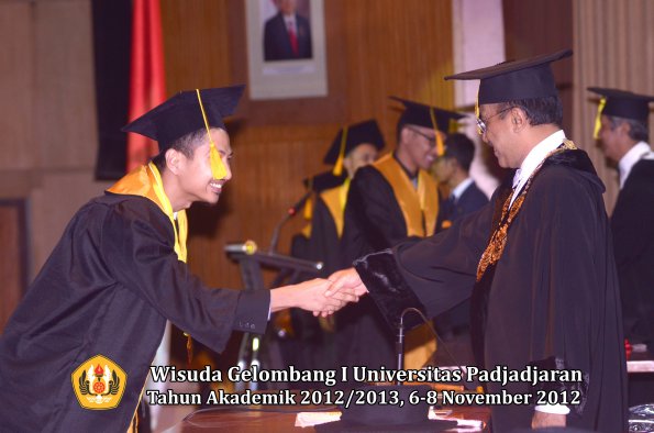 wisuda-unpad-gel-i-ta-2012_2013-fakultas-ekonomi-dan-bisnis-oleh-rektor-095