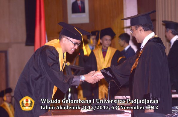 wisuda-unpad-gel-i-ta-2012_2013-fakultas-ekonomi-dan-bisnis-oleh-rektor-096