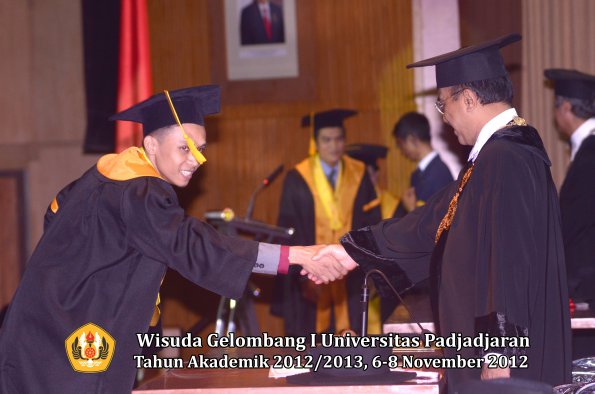 wisuda-unpad-gel-i-ta-2012_2013-fakultas-ekonomi-dan-bisnis-oleh-rektor-097